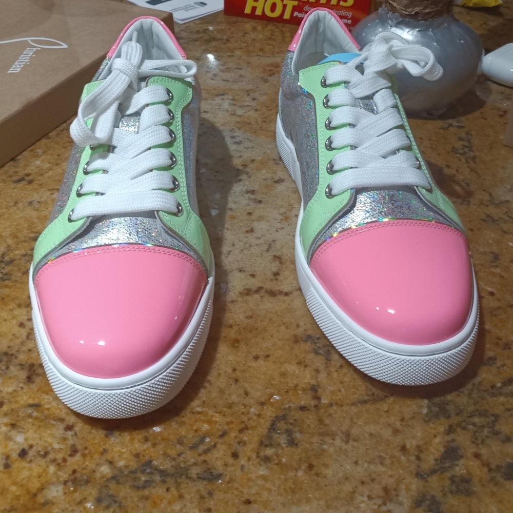 Tennis shoes - Picture 2 of 5